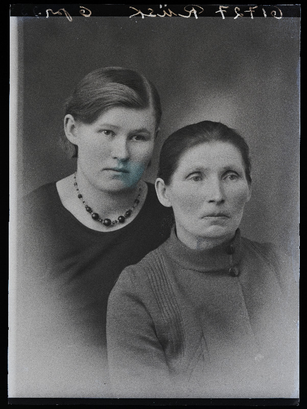 Kaks naist, (foto tellija Riisk).