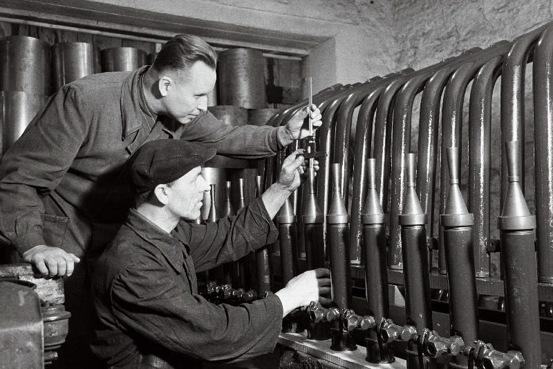 Tallinna Auto-Traktori Remonditehase meister V. Viskas (vasakul) arutamas koos lukksepp J. Reimaniga aerogeneraatorite tootmise küsimusi.