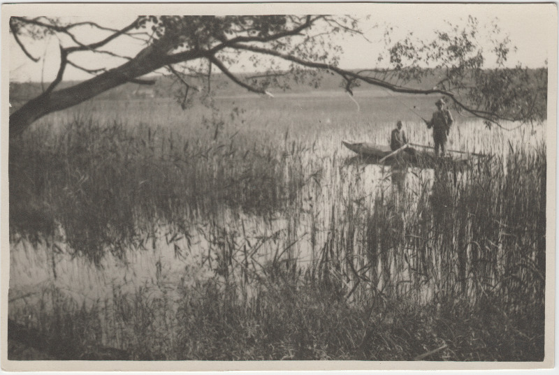 Vaade kaldalt järvele, kaks meest [Eduard Virgo tuttavad?] paadis kala püüdmas