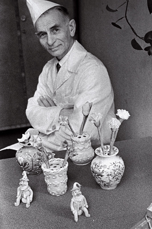 Tallinna aukodanik, kohviku "Tallinn" tootmisala juhataja, meisterkondiiter, Lenini ordeniga autasustatud Leonid Heina omavalmistatud martsipanist viguritega.