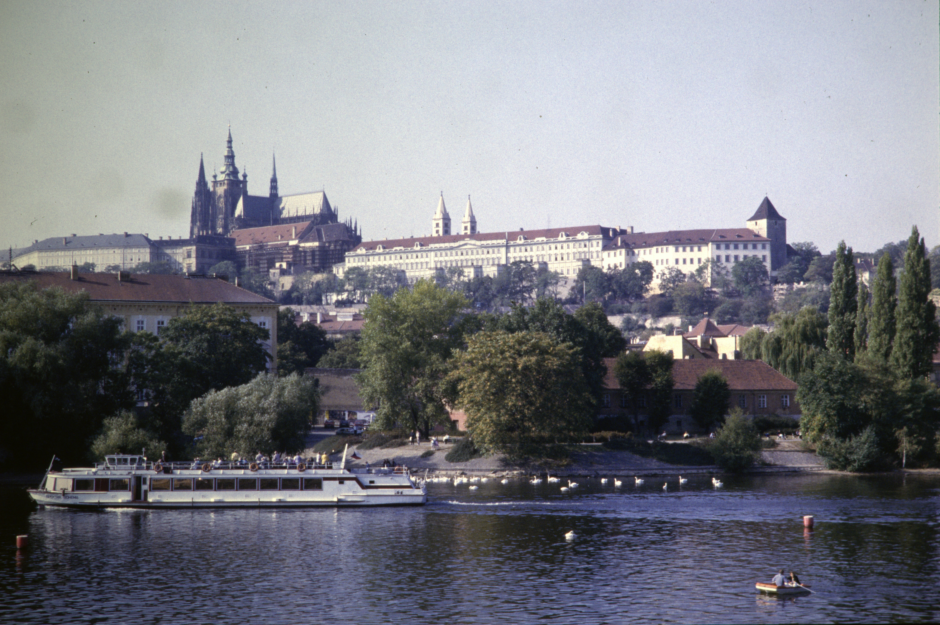 Opintomatka Novy Borin lasitehtaalle ja Prahaan‎ (1991–1992)