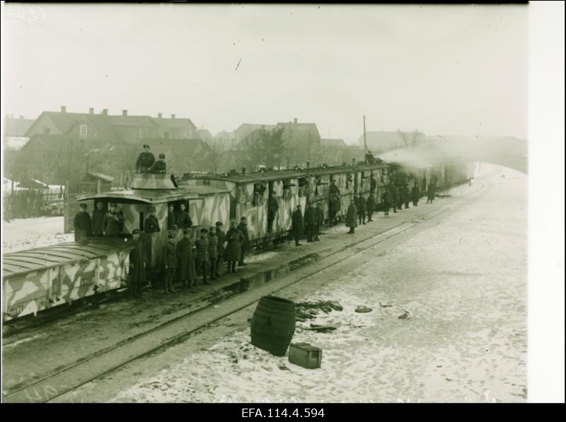 Kitsarööpaline soomusrong nr.3 Mõisakülas. Rongi komandant leitnant Edgar Neggo seisab suurtükiplatvormi kõrval rivis  vasakult esimesena.