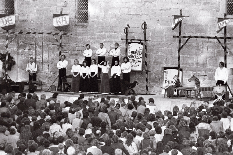 Eesti NSV Riiklikus Noorsooteatris lavastatud “Dekameroni” vabaõhuetendus Saaremaa kultuuripäevade ajal Kingissepas.