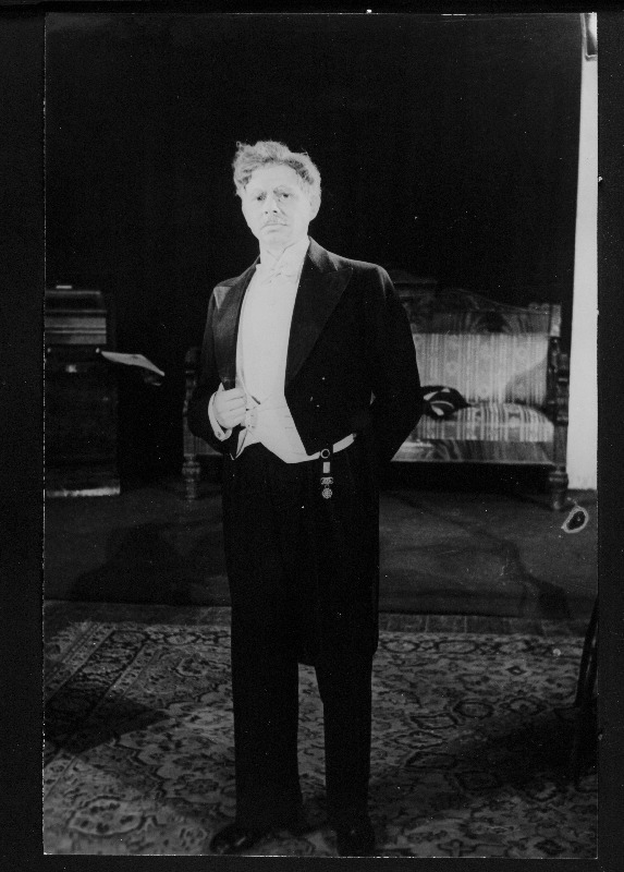 Riikliku Teatriinstituudi üliõpilane osatäitjana näidendis Teise rinde taga.