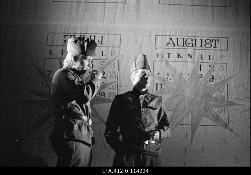 Stseen J. Peegli fragmentaariumi "Ma langesin esimesel sõjasuvel" instseneeringust J. Tombi nimelise Kultuuripalee rahvateatri näitlejate esituses.