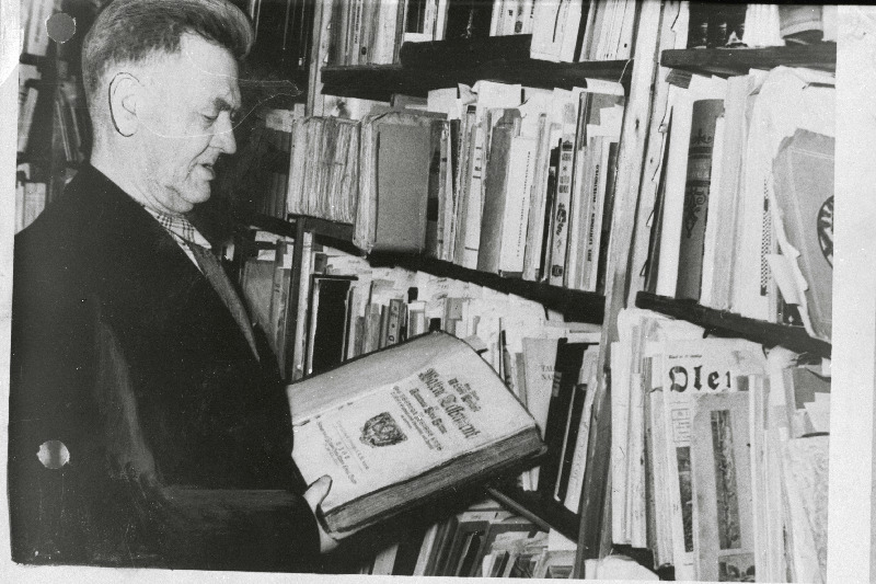 Fr. R. Kreutzwaldi nimelise Kirjandusmuuseumi töötaja, raamatukollektsionäär J. Roos kirjandusmuuseumi fondidesse antud raamatutega.