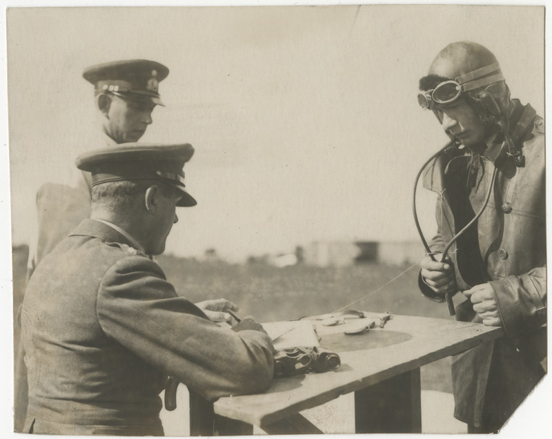 Eesti kaitseväe sõjalised õppused, lendur ohvitseridele raporteerimas