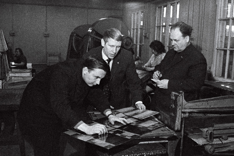 Tehase Norma vaneminsenerid-tehnoloogid Hain Jüriste (vasakult) ja Peet Lainevool ning ratsinaliseerimisalal insener Ridhard Mahon toodete omahinna alandamiseks uusi teid otsimas.