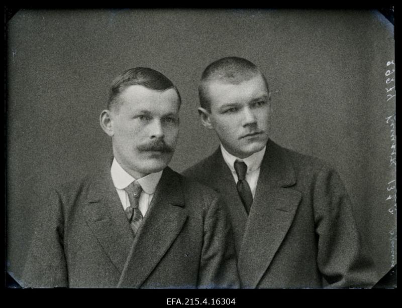 Kaks meest, (foto tellija Kuusik).