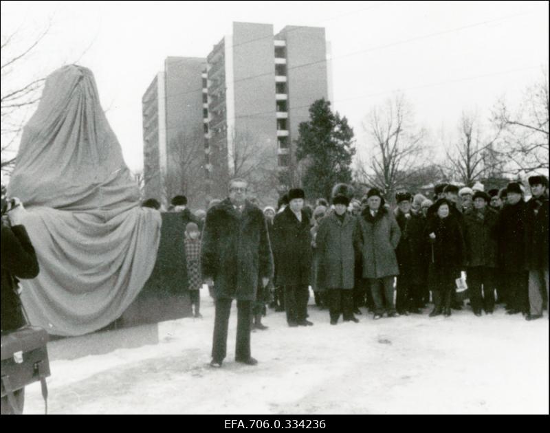 Kirjandusteadlane Harald Peep kõneleb Friedebert Tuglase mälestussamba avamisel Tartus.