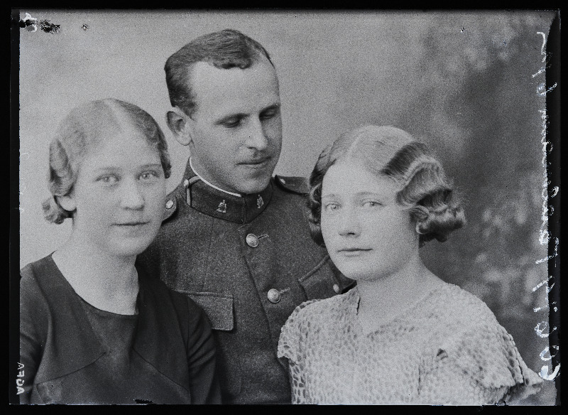 Sakala Üksik Jalaväepataljoni sõjaväelane (ajateenija) ja kaks naist, (foto tellija Taalmann).