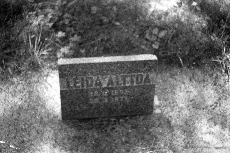 Pedagoogi ja õpikute autori Leida Alttoa (Rooswald) hauakivi Metsakalmistul.