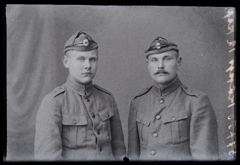 Kaks sõjaväelast, (foto tellija Kõpp).