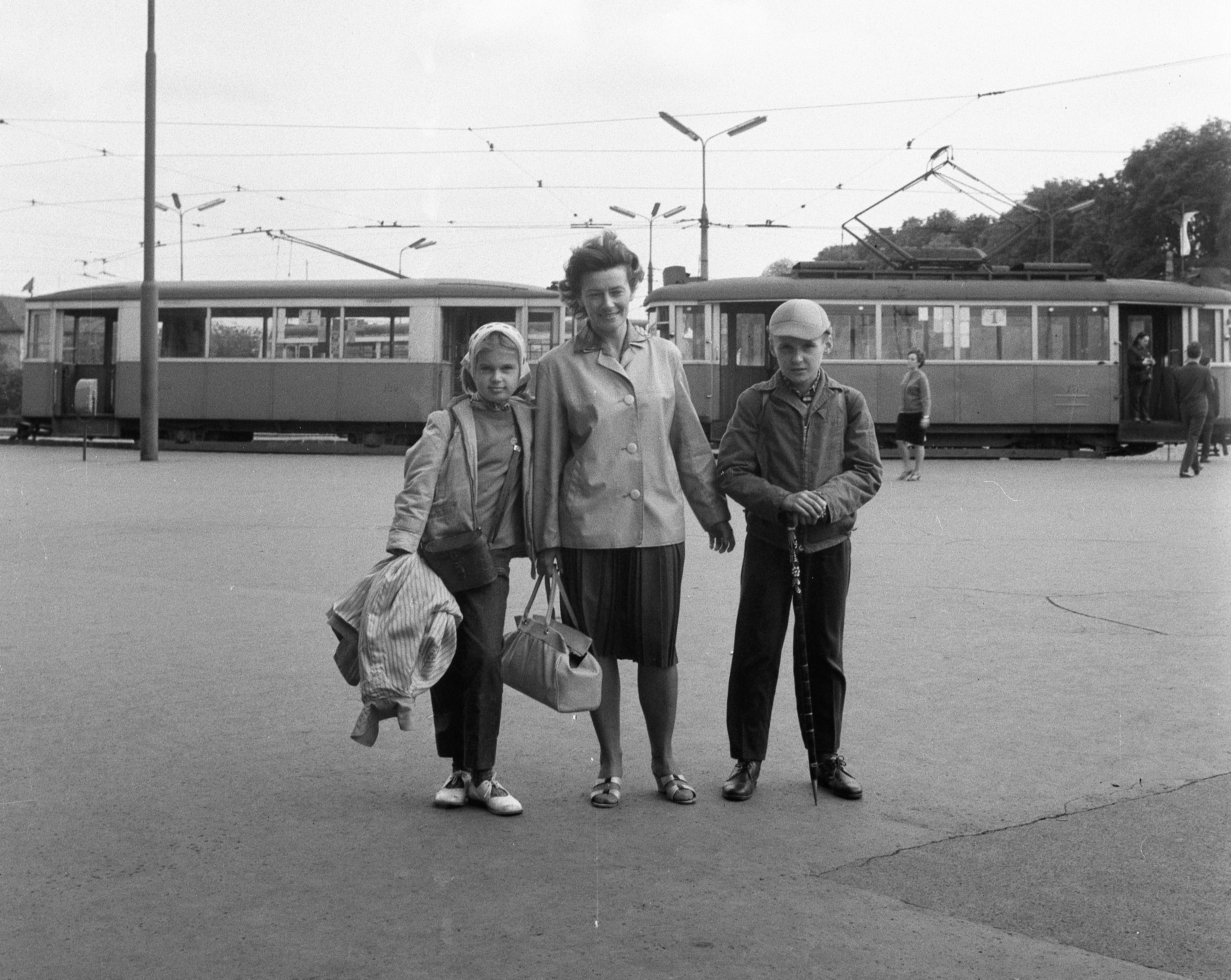 A főpályaudvar előtt. - Csehszlovákia, Pozsony 1965. Fortepan 59911 - lang