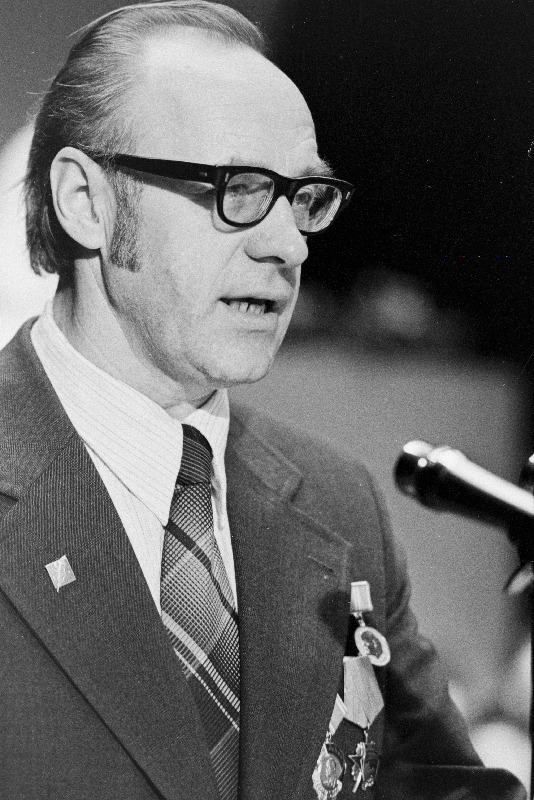 EKP XVIII kongressil esineb sõnavõtuga Viljandi rajooni "Vambola" kolhoosi esimees E.Kallas