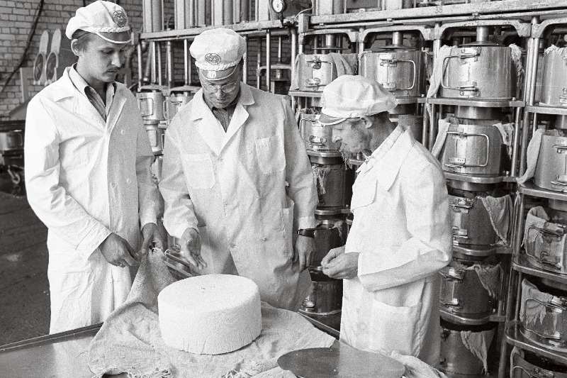 Võru Piimatoodete Kombinaadi rahvakontrollgrupi esimees Vladimir Bild (paremalt), tooraine ja toodangu kvaliteedi sektori liige Jaan Kikas ning ehituse ja uue tehnika juurutamise kontrolli sektori juhataja Leonid Dolenko.