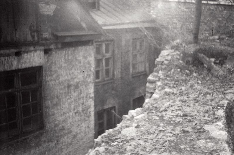 Vaade Toompea nõlvalt majale Vaksali t 7, kus on elanud kirjanik Eduard Vilde.