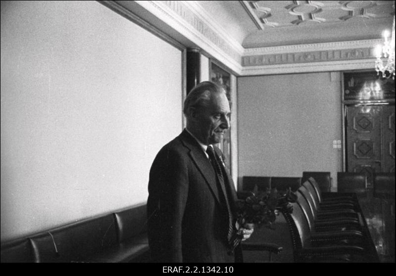 Arnold Meri autasustamine ENSV Ülemnõukogu Presiidiumis.