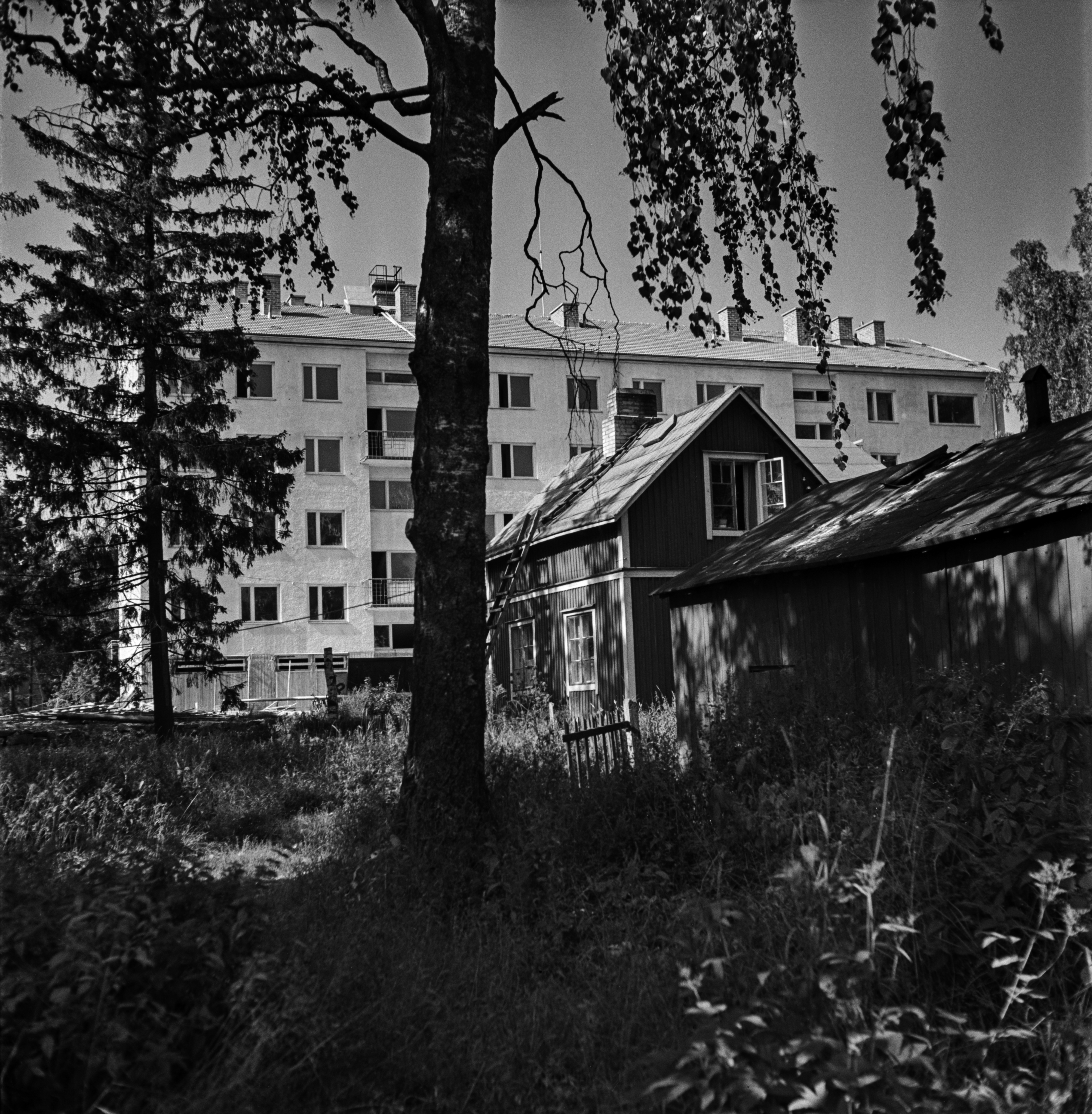 Lauttasaarelainen kerrostalo kuvattuna uutena vuonna 1955 pihan puolelta