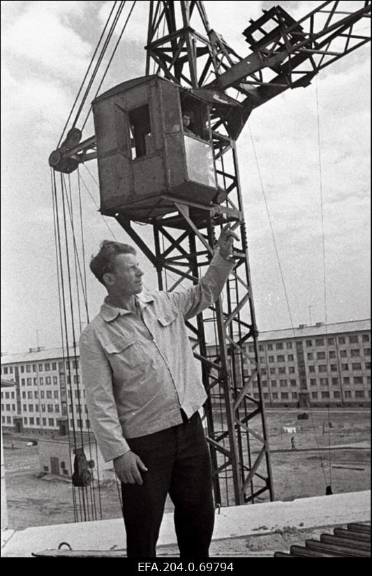 Pärnu Ehitusvalitsuse montaažiosakonna brigadir Helmuth Heinsalu objektil.