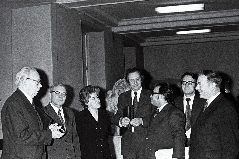 Konverentsist "NSV Liidu rahvaste vahelised sidemed ja kultuuride vastastikune mõjustamine" osavõtjad (vasakult) E. Päll, S. Fedjukin ja I. Eldarova Moskvast, E. Sõgel, A. Nenarokov ja V. Essakov Moskvast ning G. Zotov Tallinnast vestlemas.