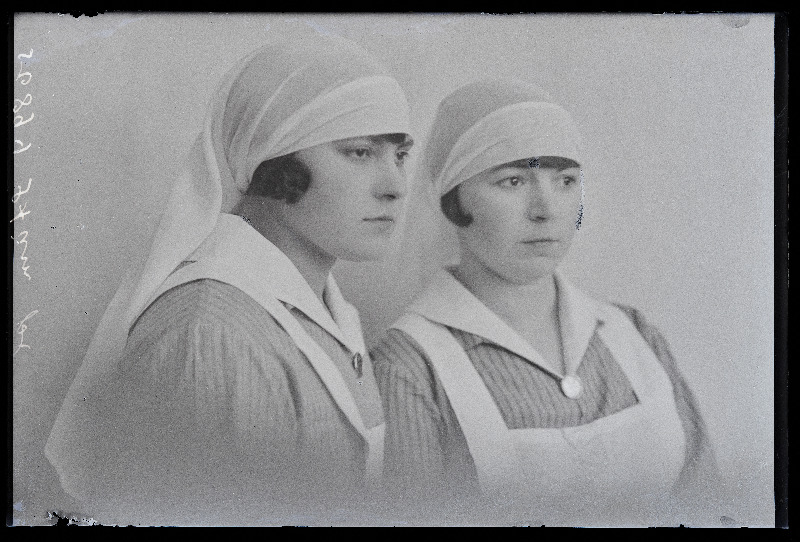 Kaks neiut, (foto tellija Stiem [Stiim]).