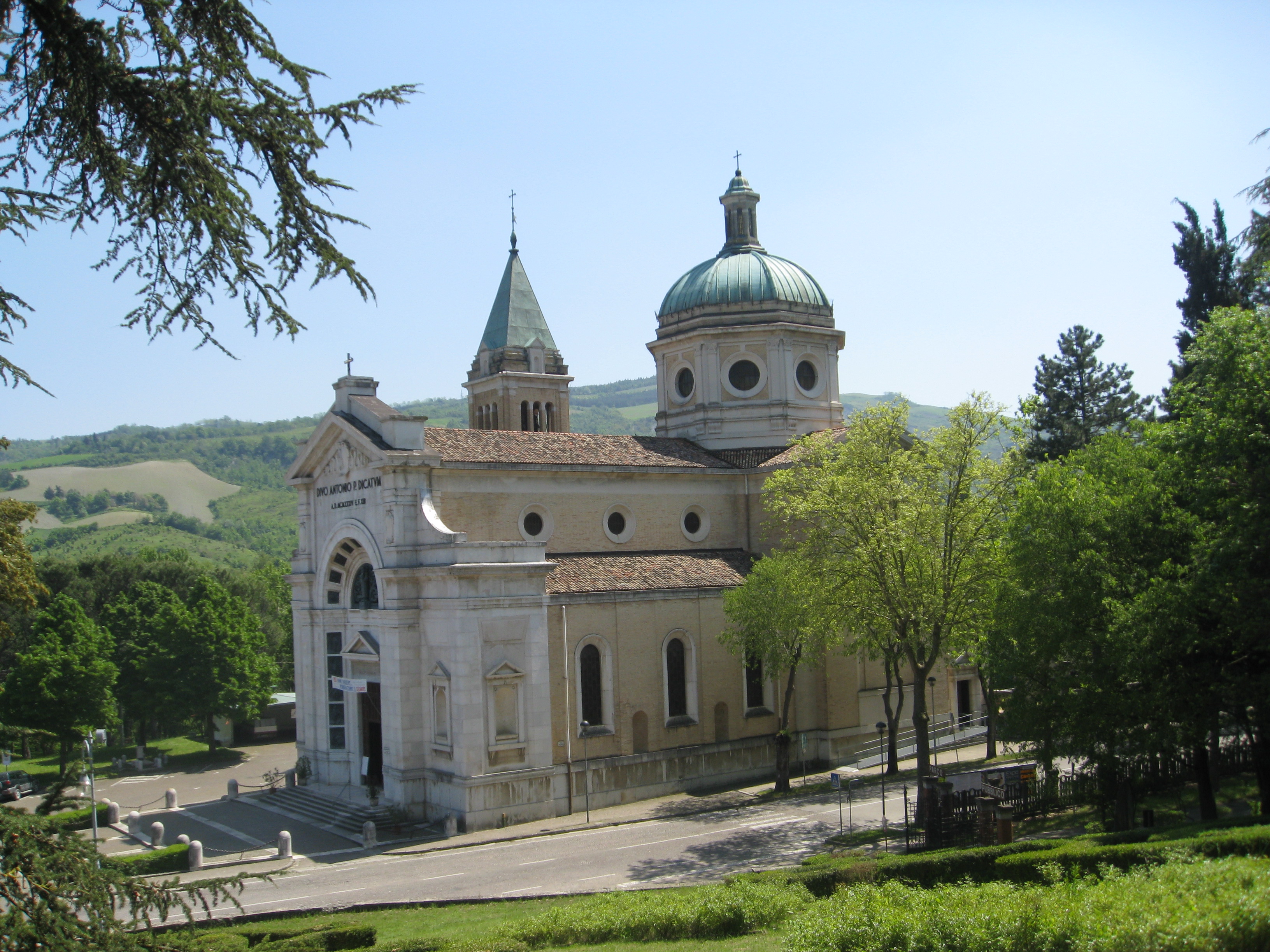 Chiesa di Sant'Antonio (Predappio) vista da san Varano - lang