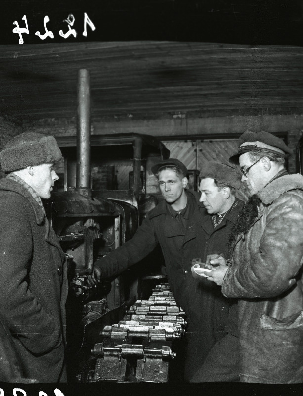 Rapla masina-traktorijaama töökoja juhataja Elmar Sool, traktorist Kaljo Uusimaa, direktor Ed. Kalaus ja kontrollmehaanik Hugo Eesmaa traktorite tehnilist ülevaatust teostamas.