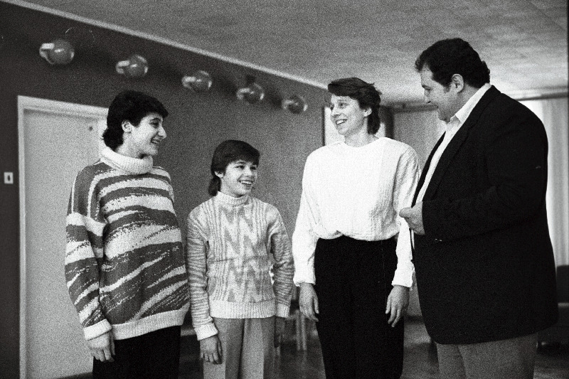 NSV Liidu akrobaatikakoondise treeninglaagrist osavõtjad (vasakult) Inga Georgiani, Svetlana Makarõtševa, Natalja Anissimova ja treener Vladimir Gurgenidze.