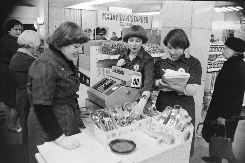 Tallinna Kaubamaja majapidamistarvete ja kultuurikaupade osakonna müüja (vasakult) Natalja Kotlarevitš, vanemmüüja Sirje Matusen ja müüja Jekaterina Tarassova, kes said komsomoligruppide sotsialistlikus võistluses II ja III kvartalis esikoha.