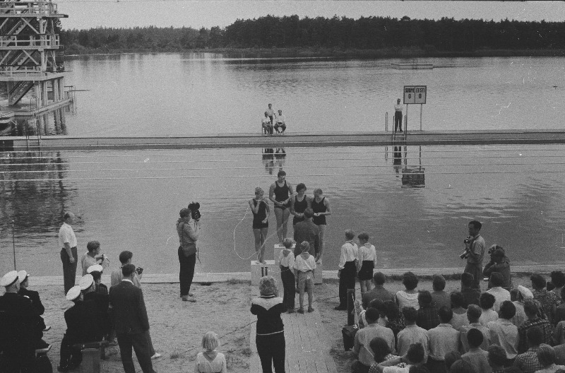 Võistlused sõudmise 100 aastapäeva tähistamiseks. (Esimene sõudeklubi Venemaal asutati 1860 aastal Peterburis).