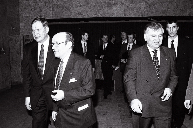 Soome suursaadik Jaakko Kaurinkoski, Paavo Lipponen ja Tiit Vähi.