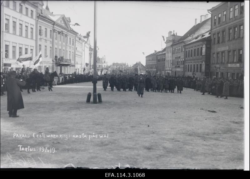 Vabadussõda. Eesti Vabariigi 1.aastapäeva paraad Raekoja platsil.