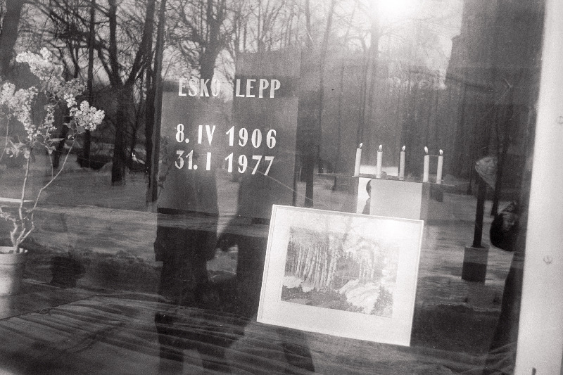 Leinakaunistus graafik Esko Lepa surma puhul Kunstisalongi aknal.