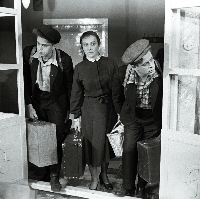 Stseen V. Rozovi komöödiast Õnn kaasa!. Afanassi Karanov - Tõnis Kask, Katja Sorokina - Silvia Laidla, Aleksei - Erich Jaansoo.