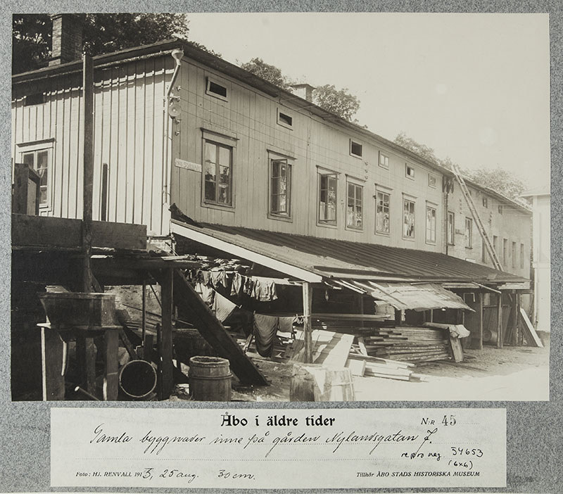 Vanhoja rakennuksia Uudenmaankadun 7 pihassa