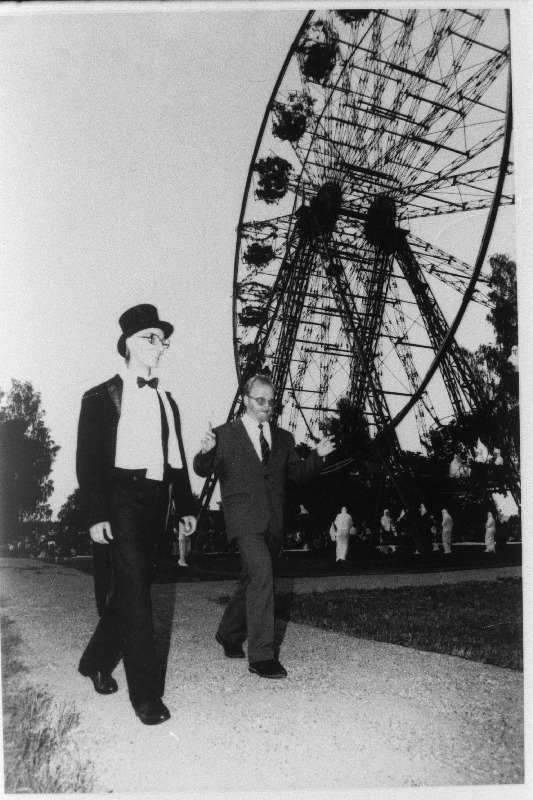 Pühajärve ääres toimunud M. Karusoo vaatemängu “Circulus” tegelased “Lennart Meri” ja “Mart Laar”.