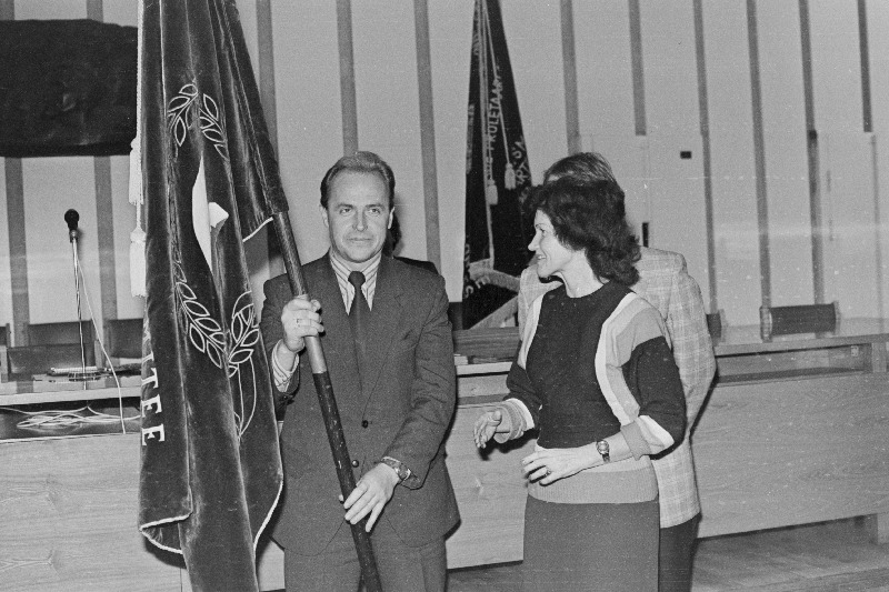 1983.a. III kvartali sotsialistilkus võistluses esikoha võitnud Lenini rajoonile määratud rändpunalipuga on EKP Lenini Rajoonikomitee esimene sekretär Silvi-Aire Villo, Lenini Rajooni RSN Täitevkomitee esimees Vello Saluste ja ELKNÜ Lenini Rajoonikomitee esimene sekretär Rein Rebane.