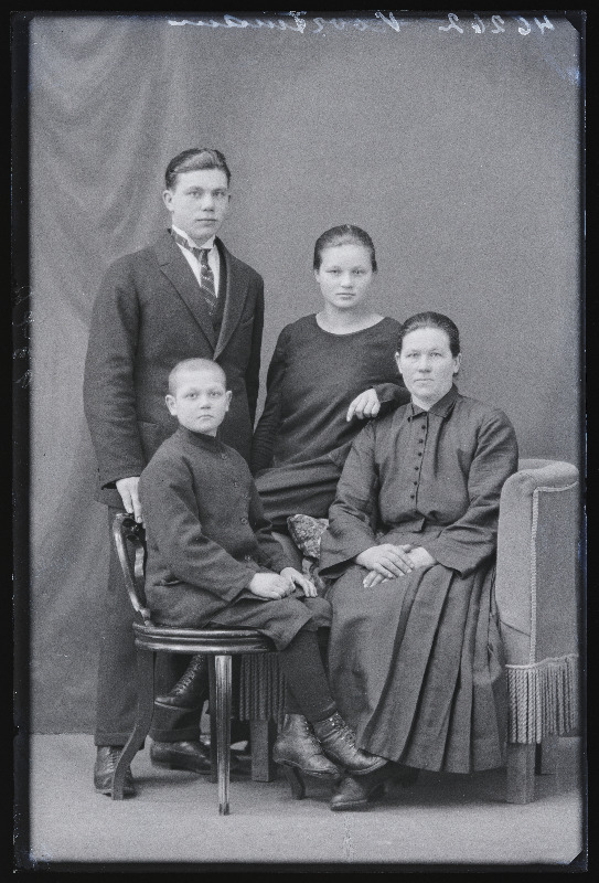 August Koortmann perega Sürgavere vallast.