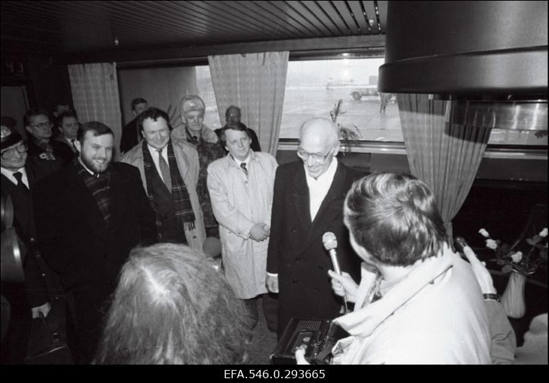 President Lennart Meri koos kaaskonnaga saabub välisreisilt. Vastuvõtt lennujaamas.
