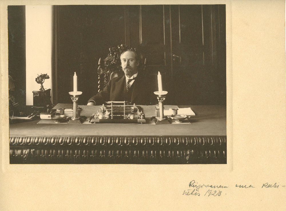 Jaan Tõnisson oma kabinetis.