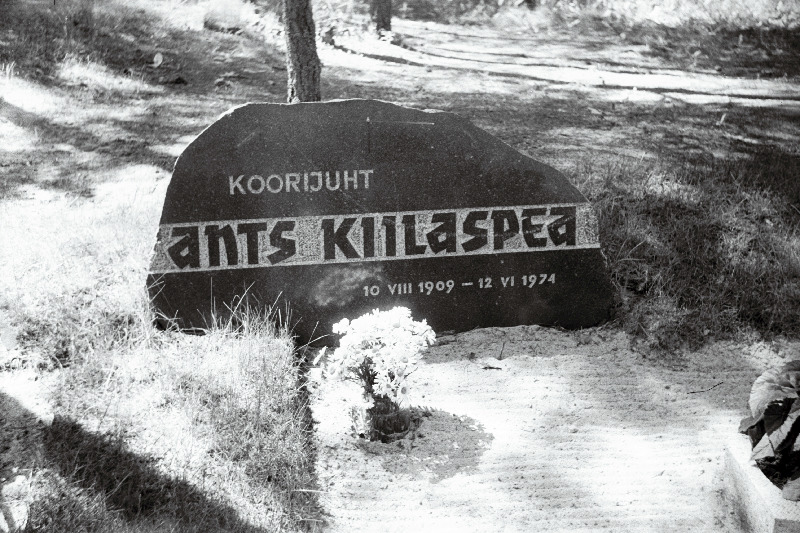 Koorijuht Ants Kiilaspea hauakivi Metsakalmistul.