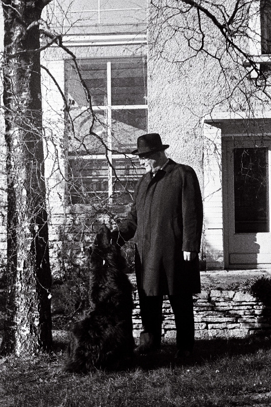 RAT Estonia ooperisolist Tiit Kuusik oma kodu aias Meriväljal.