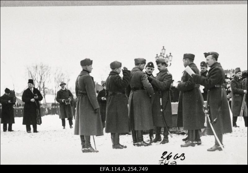 Vabadussõda. Õhu- ja merejõud, samuti soomustatud väeosad  lahingutegevuses. Välisriikide [Läti, USA, Soome, Inglismaa, Taani] laevad Tallinna sadamas. Soomusrongid nr. 1, nr. 5 ja nr. 4. Põhjapiirkonna Kommuunide Rahvakomissaride Nõukogu ja III Ülevenemaalise Tööliste Soldatite ja Talupoegade Saadikute Nõukogu fotod. Taani vabatahtlikud ja Soome ajakirjanikud Eestis. Välisriikide diplomaatide vastuvõtud 1920.a. alguses. Peeter I ausamba mahavõtmine.