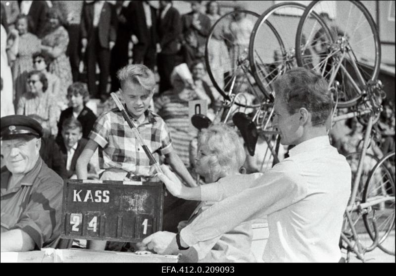 Mängufilmi "Jalgrattataltsutajad" võtted Lauluväljakul.