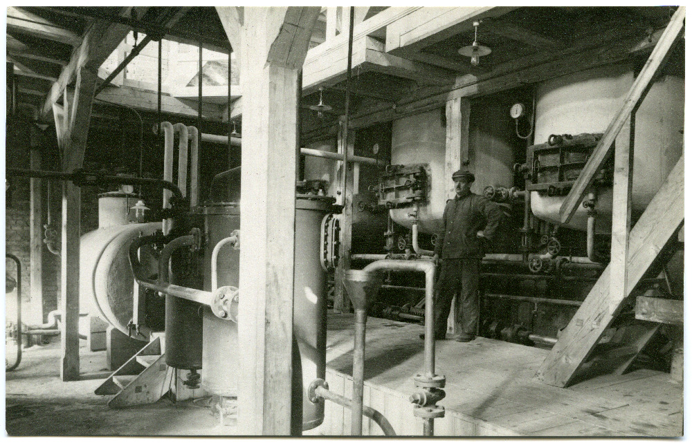 Abja Värnitsa- ja Linatööstuse Ühisuse tööline konteinerite juures.