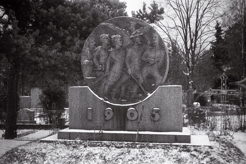 1905.a 16. oktoobri Uue turu miitingu tulistamise ohvrite mälestusammas Rahumäe kalmistul.