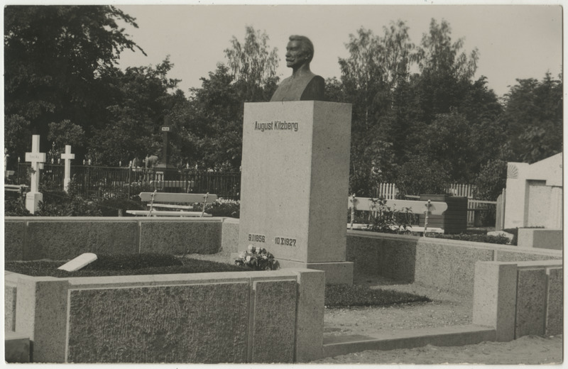 August Kitzbergi mälestussammas kirjaniku büstiga Tartu Maarja kalmistul