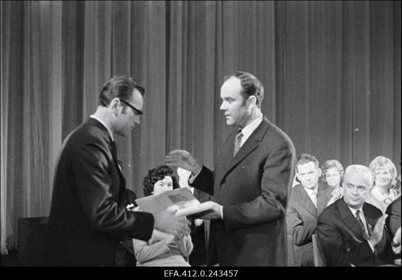 Tootmiskoondisele "Norma" annab juubeliseinaplaadi üle L.Lentsman ("Estonias")