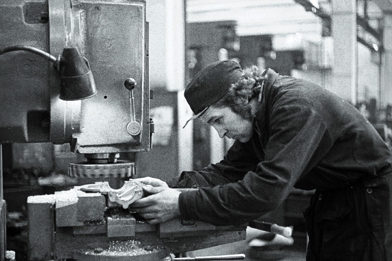 Tehase "Ilmarine" tööline Harri Casar kommunistlikul laupäevakul oma tööpingi taga.